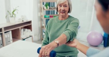 Yaşlılar için bakım, rehabilitasyon ve yardım, yaşlı bir kadınla fizyoterapist ve huzurevi için dambıl. Fizyoterapi, egzersiz ve emeklilik, fitness koçu ve yaşlı hasta hareketlilik eğitimi
