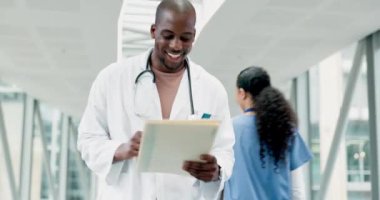 Doktor, insan ve okuma raporları klinikteki sağlık hizmetlerinin sonuçları, analizi ya da teşhisi için koridorda. Erkek Afrikalı sıhhiye, hastane koridorunda bilgi, inceleme veya tıbbi araştırma için belgeler veya notlar.