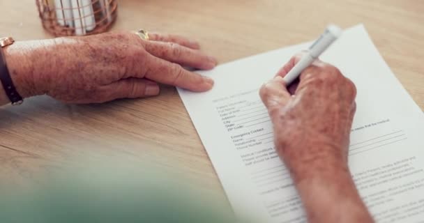 有合同 申请或遗嘱 人寿保险或离婚文件的手 签署人或妇女 为文件 表格或地契协议撰写签名的放大 特写或人员 — 图库视频影像