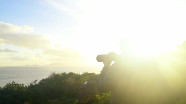 Εξωτερική Ηλιοβασίλεμα Και Άνθρωπος Κάμερα Φωτογραφία Στιγμή Φακό Φωτοβολίδα Διακοπές — Αρχείο Βίντεο