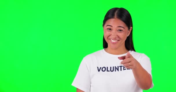 慈善または説明責任のためにあなたを指している緑の画面 ボランティアと女性 スタジオでの非営利の指名プレゼンテーション Ngoや寄付のための手書きの看板を持つ幸せなアジアの人 — ストック動画