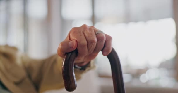 サポート 退職支援のために自宅で障害のある歩行スティック シニアの人 パーキンソン 関節炎およびリハビリテーションのバランスのためのクローズアップ 高齢者患者および杖 — ストック動画
