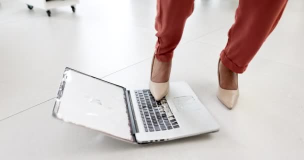 Zakelijk Laptop Voeten Van Boze Vrouw Met Stress Voor Glitch — Stockvideo