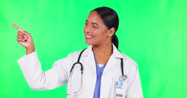 健康保険のためのプレゼンテーション 緑の画面と医師や女性の医療情報 Faqやチェックリスト 医療従事者やラテン語の看護師の幸せな顔 スタジオの背景にクリニックサービスを表示 — ストック動画