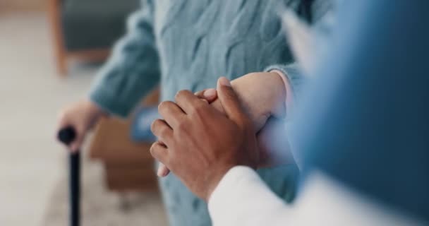Senior Patiënt Verpleegkundige Hand Hand Voor Ondersteuning Een Verzorgingstehuis Met — Stockvideo