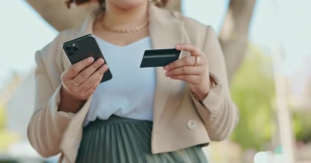 Kvinna Stan Smartphone Och Kreditkort Händerna Handel Och Fintech Med — Stockvideo