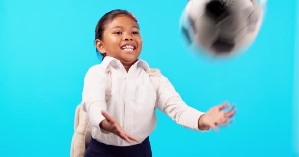 Kinderen Vangen Voetbal Met Een Student Meisje Een Blauwe Achtergrond — Stockvideo
