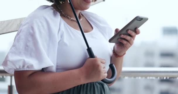 Kobieta Ręce Telefon Deszczu Tekstem Networking Zewnątrz Parasolem Ochrony Online — Wideo stockowe
