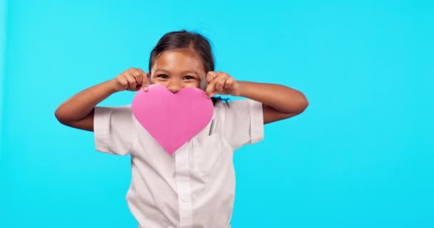 Boldog Mosoly Gyermek Egy Szív Alakú Papírt Stúdióban Valentin Nap — Stock videók