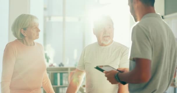 Fisioterapia Tablet Uomo Con Coppia Anziana Consulenza Assistenza Medica Benessere — Video Stock