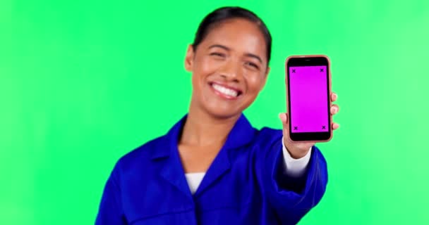 广告电话 指向和女性在绿色屏幕上的网站 互联网和维护应用 用于新闻和社交媒体的智能手机上女画家的签名 跟踪标识和肖像 — 图库视频影像