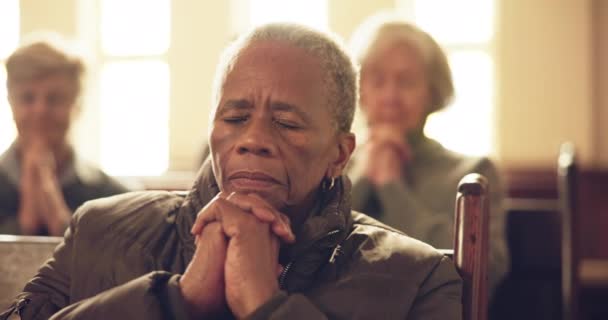 Mujer Africana Mayor Oración Iglesia Por Religión Amor Por Adoración — Vídeos de Stock