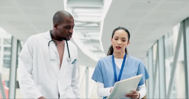 医疗和医生与诊断 团队和行走有关的文件 讨论和检查信息 医疗专业人员 医院里有保险文件的黑人男女 — 图库视频影像