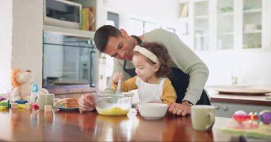 Baba kız ve mutfakta eğlenmek için pişirme evde öğrenme, öğretmenlik ve yemek. Baba, çocuk gelişimi ve karışım için aile evinde tatlı ve yemek pişirmek.