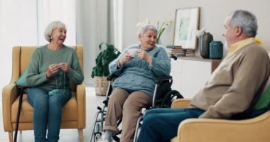 Sohbet, bir fincan kahve ve kıdemli arkadaşlar oturma odasında sohbet, kaynaşma ve dinlenme. Mutlu, gülen ve emeklilikte yaşlı insanlar evlerindeki salonda konuşuyor ve örgü örüyorlar.
