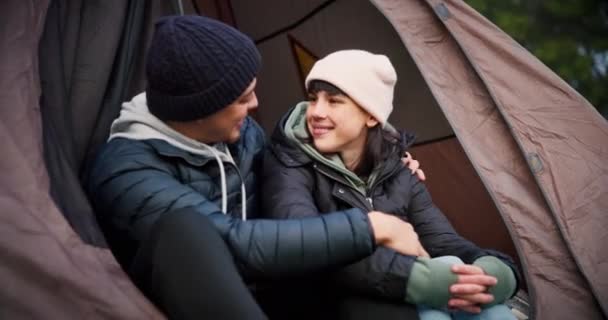 Çadır Sarılma Doğada Kamp Yapmak Için Sevgi Ilgi Macera Genç — Stok video