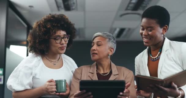 計画スケジュール プロジェクト管理 フィードバック アドバイスのためのビジネス女性 マネージャー タブレット マーケティング戦略 ブレインストーミングのためのデジタル技術のメンター — ストック動画