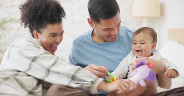 夫妻和婴儿一起玩玩具 父母在一起玩耍 在家里 卧室或托儿所里大笑 新生儿 婴儿和幸福的美好时光 母性或带着微笑的孩子 — 图库视频影像