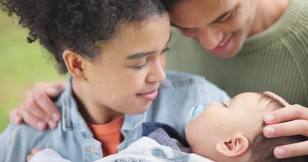 Família Bebê Carícia Cabeça Com Amor Cuidado Carinho Juntos Natureza — Vídeo de Stock