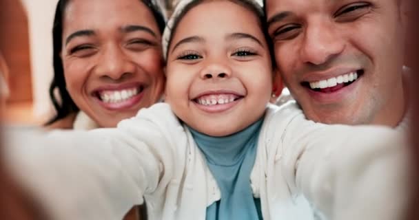 Girl Child Parents Selfie Face Smile Together Post Blog Update — 图库视频影像