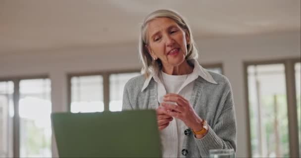 Senior Kvinde Piller Videoopkald Laptop Med Telesundhed Råd Spørgsmål Ældre – Stock-video