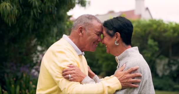 Liebe Kuss Und Umarmung Mit Alten Paar Garten Für Den — Stockvideo