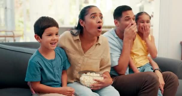 Shock Dan Keluarga Yang Bersemangat Sofa Dengan Popcorn Untuk Ikatan — Stok Video