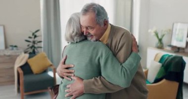 Emeklilik, kaynaşma ve romantizmle sevgi, dans ve kaliteli zaman geçiren yaşlı çiftlere sarılın. Romantik, yaşlı bir adam ve yaşlı bir kadın, ilişki ile sarılma, dinlenme ya da evlilik, neşeli ya da hareketli.
