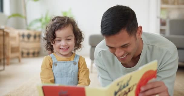 Menina Pai Livro Leitura Para Aprender Casa Ligação Divertindo Casa — Vídeo de Stock