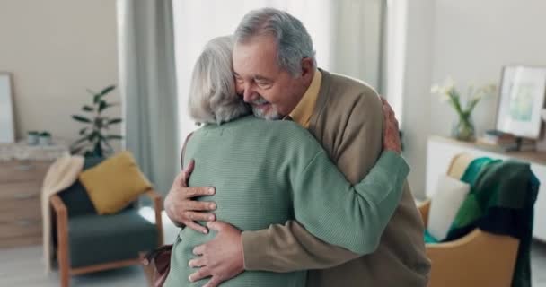 Обнимающая Домашняя Пожилая Пара Любовью Танцами Качественным Временем Выходом Пенсию — стоковое видео
