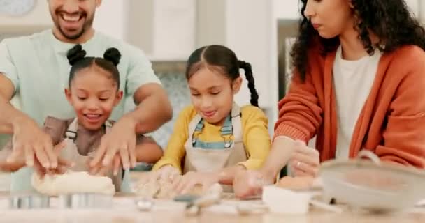 Hamur Yemek Tarifi Mutfakta Birlikte Yemek Pişiren Bir Aile Kızlarına — Stok video
