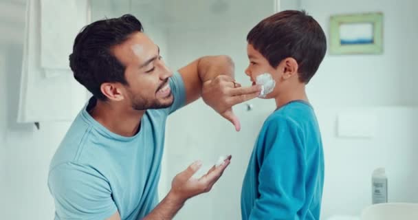 Vater Kind Und Lernen Mit Rasierschaum Oder Bringen Einem Jungen — Stockvideo