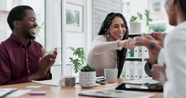 Gente Negocios Golpe Puño Aplausos Reunión Para Éxito Del Trabajo — Vídeos de Stock