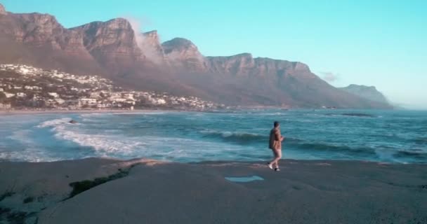 Fotografie Dron Muž Pláži Při Západu Slunce Technologií Pro Natáčení — Stock video