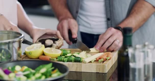 Manos Pareja Cocinar Cocina Con Alimentos Dieta Saludable Nutrición Matrimonio — Vídeos de Stock