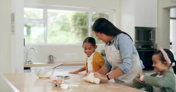 家庭和面团的孩子与快乐的母亲帮助厨房 还有教学和食物 学习在房子里做饼干 — 图库视频影像