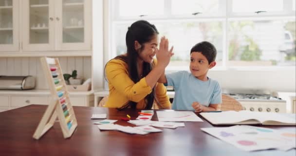 Házi Feladat Anya Fia Oktatással Kommunikáció Kötődés Tanulás Mama Gyerek — Stock videók
