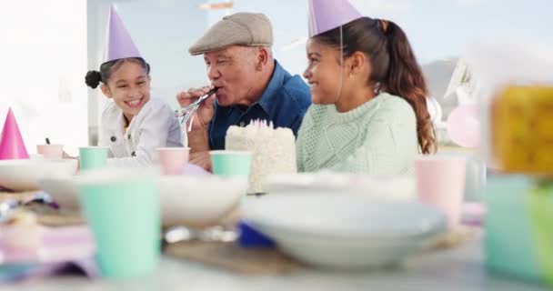 파티의 할아버지와 아이들 테이블에서 그리고 어르신 웃으며 장식으로 축하하는 장난기있는 — 비디오