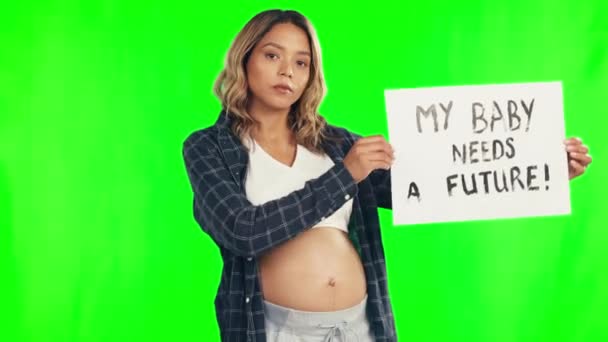 在带有绿色屏风的工作室中 为抗议怀孕或游行而采取的行动主义 标志和女性 严肃的 肖像画的和年轻的怀孕女性 有一个被有色人种背景隔离的政治委员会 — 图库视频影像