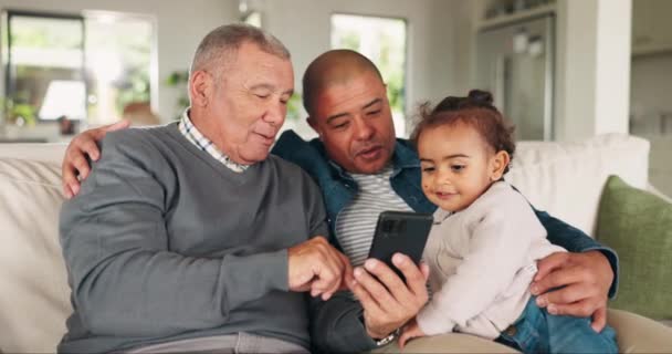 父亲和女孩与智能手机 家庭和社交媒体与连接 互联网搜索和幸福 男性父母和小孩坐在沙发上 手机和带应用程序的流线型卡通 — 图库视频影像