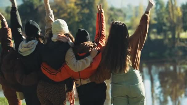 Mujeres Grupo Espalda Con Abrazo Aire Libre Para Viajar Medio — Vídeos de Stock