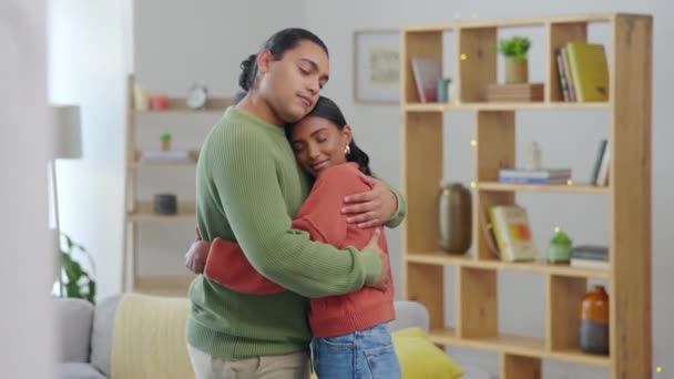 夫妻拥抱在一起 在他们家的客厅里寻求支持或同情 年轻的已婚人士依偎在家里寻求慰藉或感激 — 图库视频影像