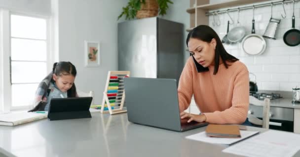 笔记本电脑 电话和带着孩子的妇女在厨房从事远程工作 学习或在线教育 压力和忙碌的母亲在家里电脑上工作 女孩在平板电脑上学习 — 图库视频影像