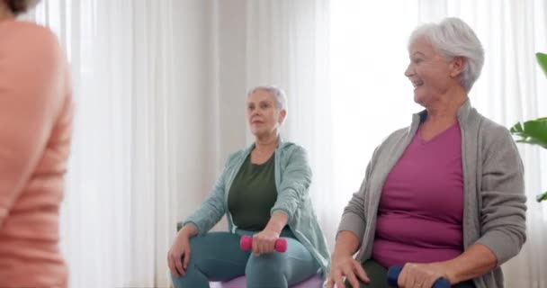 High Five Yogales Senior Gelukkige Mensen Vieren Oefening Vooruitgang Pensioen — Stockvideo