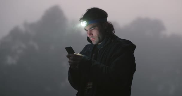 Hombre Bosque Teléfono Noche Mensajes Texto Antorcha Cabeza Para Visión — Vídeos de Stock