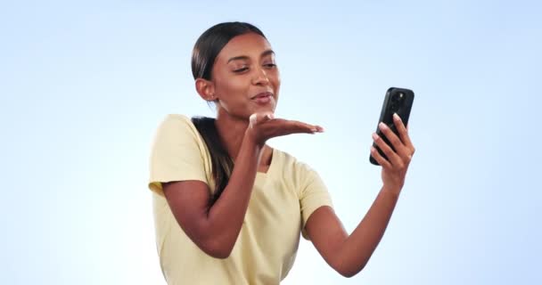 Mulher Feliz Selfie Soprando Beijo Estúdio Para Fotografia Memória Mídia — Vídeo de Stock