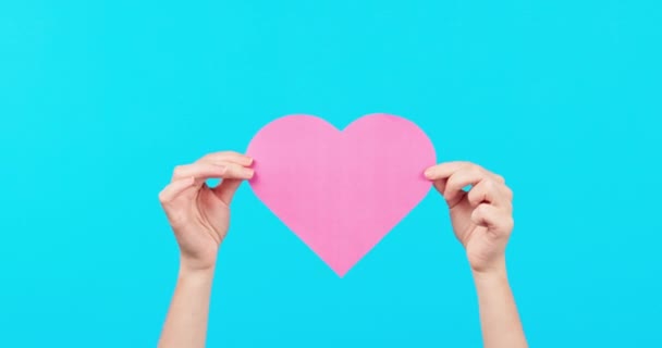 Fundo Azul Espaço Mãos Com Cartão Coração Para Amor Dia — Vídeo de Stock