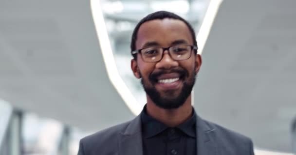 Ευτυχισμένος Μαύρος Άνδρας Και Πορτρέτο Του Πόδια Στο Αεροδρόμιο Κτίριο — Αρχείο Βίντεο