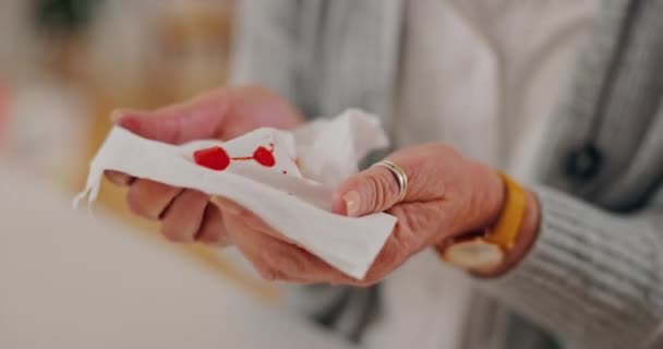 Blut Gewebe Und Hände Einer Kranken Seniorin Die Hause Lungenentzündung — Stockvideo
