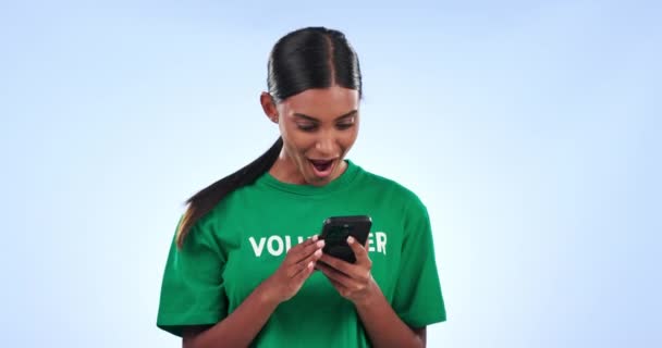 Счастливая Женщина Телефон Волонтер Помпой Победы Хороших Новостей Фоне Студии — стоковое видео